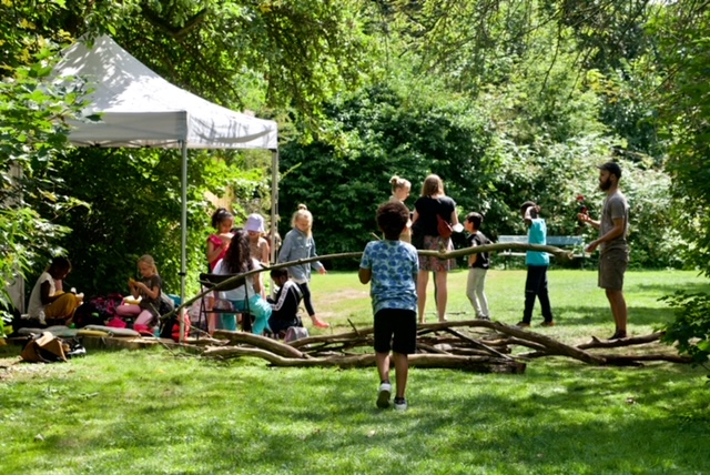 Naturtheatertage – Kinder mit Stöcken