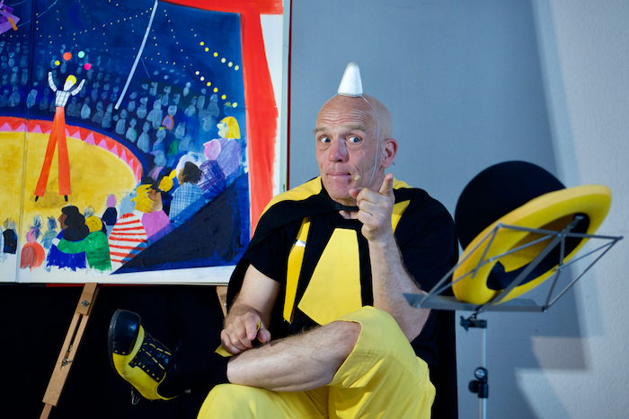Bienentheater – Slado zeigt Hut