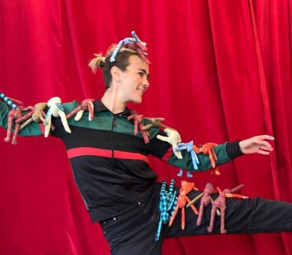 Ein Nashorn macht Theater – Performerin mit Puppen