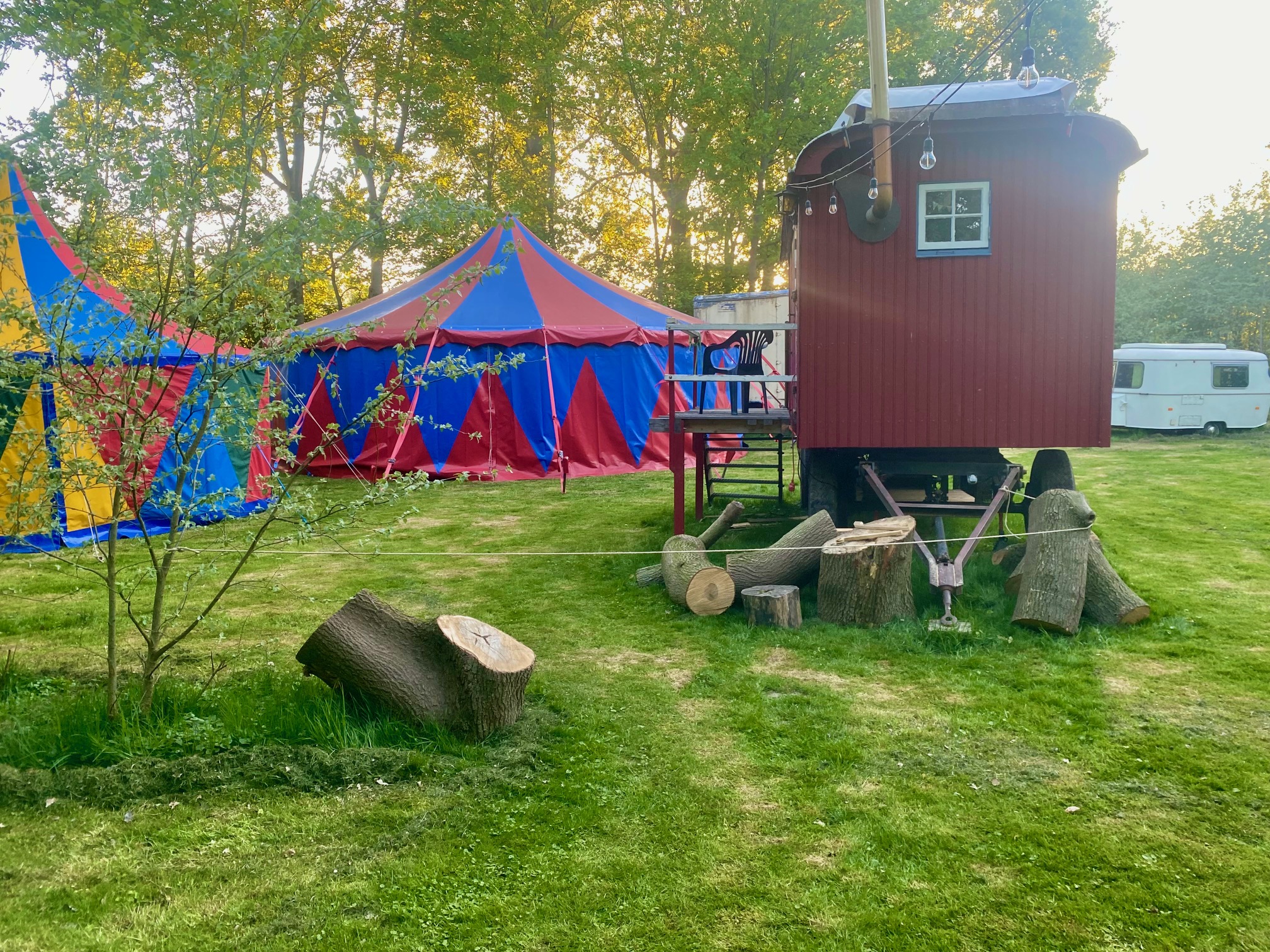Theatergarten – Wagen und Zelt